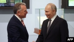 Президент России Владимир Путин (справа) и представитель президента США Дональда Трампа Стив Уиткофф во время встречи в Санкт-Петербурге, 11 апреля 2025 года