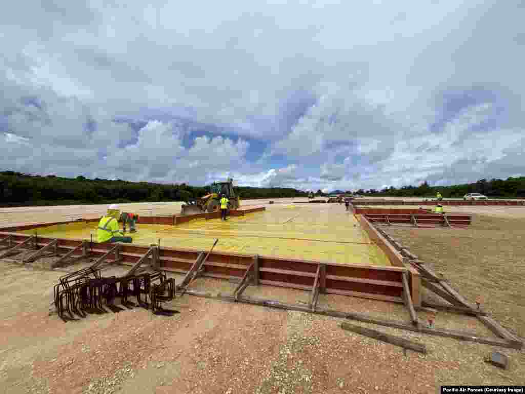 Військові інженери проводять реконструкцію аеродрому на острові Тініан. Фото опубліковано 30 вересня 2025 року.Сьогодні, на тлі напруженості між США і Китаєм через погрози Пекіна на адресу Тайваню, Тініан став одним із декількох військових баз часів Другої світової війни, які відновлять у рамках стратегії «розподілу сил» у Тихоокеанському регіоні