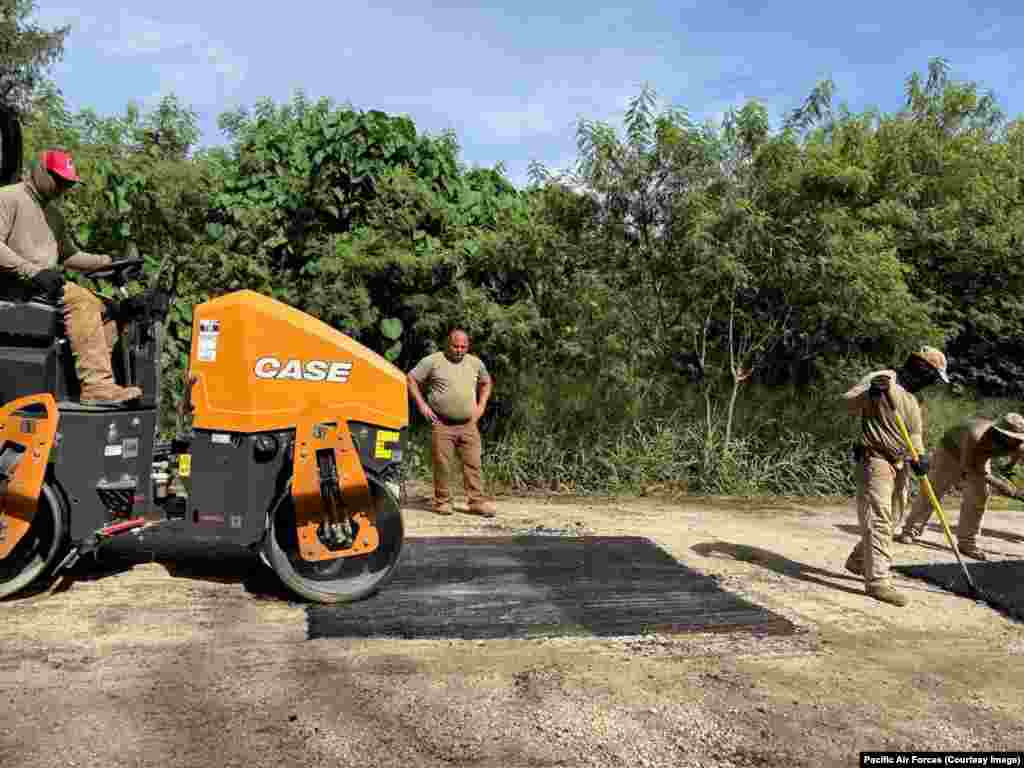 Військові інженери відновлюють інфраструктуру на острові Тініан. Фото опубліковано 30 вересня 2025 року.«Будівництво нових об'єктів недоцільне і дуже дороге рішення», – зазначив лейтенант Френк Блаз у відео ВПС, в якому розповідається про проєкт відновлення інфраструктури часів Другої світової війни на острові Тініан. «Ремонт і відновлення існуючих об'єктів є набагато кращим і економнішим рішенням»