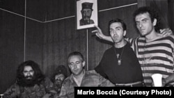 Славко Алексиќ (крајно лево) и странски волонтери во окупираната сараевска населба Грбавица за време на војната. Сараево, Босна