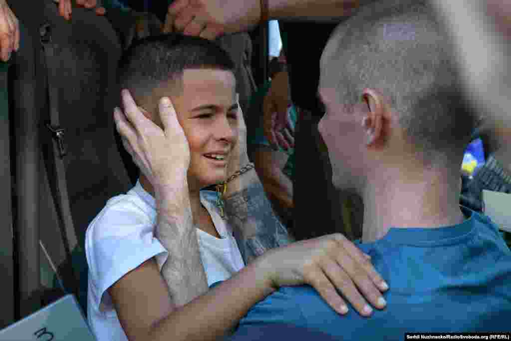 Батько вперше обіймає сина після повернення з російського полону. Серпень 2025 року.За звинуваченням у депортації дітей Міжнародний Кримінальний Суд в Гаазі видав ордер на арешт російського керманича Володимира Путіна і російської уповноваженої з прав дитини Марії Львової-Бєлової. Україна разом з міжнародною системою правосуддя працює над притягненням до кримінальної відповідальності всіх організаторів та виконавців, причетних до депортації українських дітей