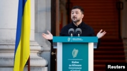 Володимир Зеленський під час пресконференції з прем’єр-міністром Ірландії Мікхалом Мартіном, 2 гудня 2025 року