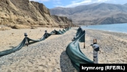 Сітки для збирання мазуту на пляжі «Меганом» у бухті Капсель, березень 2025 року