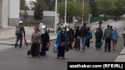 Mejbury arassaçylyk işlerine çekilen raýatlar (arhiw suraty)