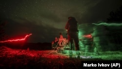 Українські військовослужбовці готують 122-мм гармату до ведення вогню по російських позиціях в Херсонській області, 27 жовтня 2024 року 