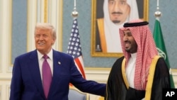 Президент США Дональд Трамп и наследный принц Саудовской Аравии Мухаммед бин Салман во время встречи в Королевском дворце в Эр-Рияде. 13 мая 2025 года