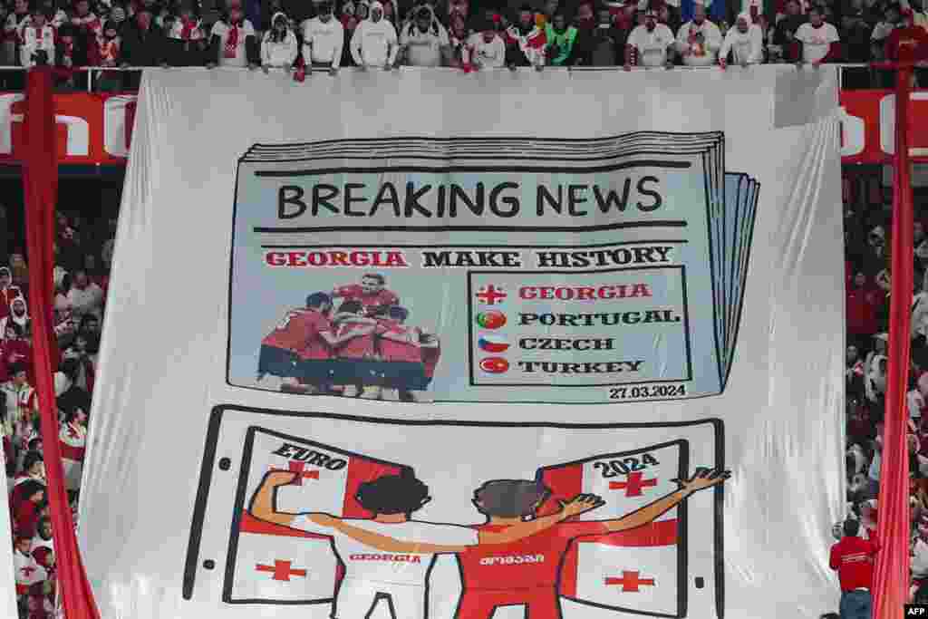 Болельщики сборной Грузии были уверены в победе их команды. На заранее подготовленном баннере, который растянули болельщики, была надпись: &laquo;Срочная новость, Грузия творит историю&raquo;, а также состав группы на Евро-2024: Грузия, Португалия, Чехия и Турция.