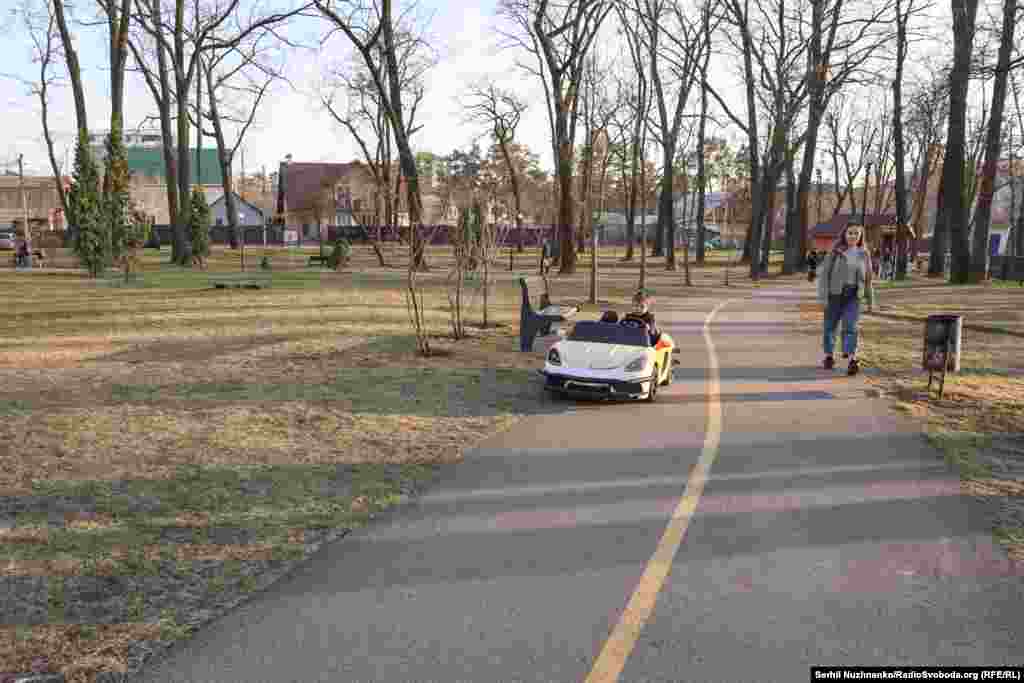 Тіло жінки в ірпінському парку «Дубки». Зараз нічого не вказує на те, що це місце загибелі людини. Ліворуч фото від 11 березня 2022, праворуч – березень 2025 року