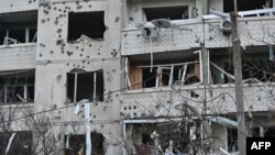 Так виглядає багатоповерховий житловий будинок у Харкові після російського удару касетним боєприпасом. 18 квітня 2025 