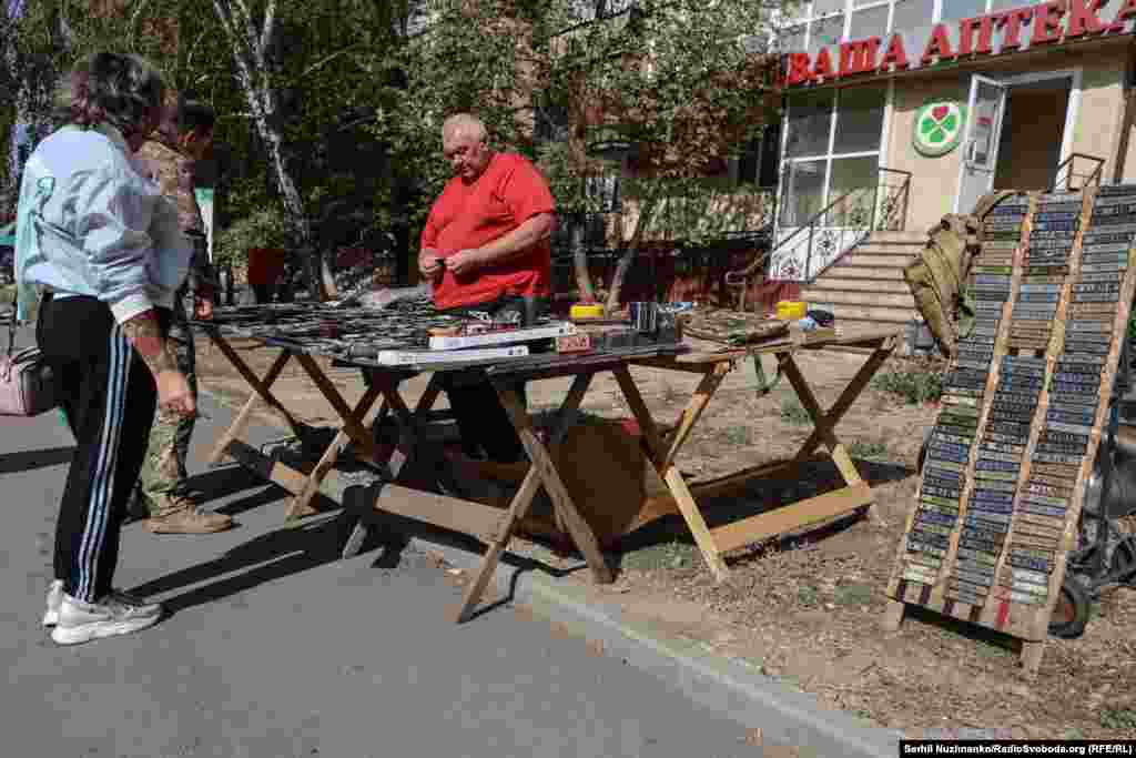 Чоловік продає різні дрібнички неподалік Краматорського ринку