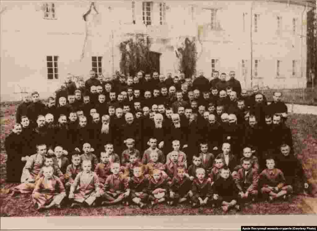 Отець Климентій із монахами-студитами та дітьми-сиротами. Унів, 1930-і роки