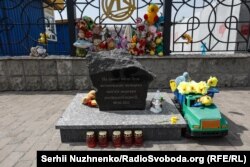 Памятник погибшим и пострадавшим при ударе "Точкой-У" по вокзалу Краматорска.