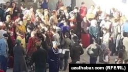 Azyk dükanyndaky nobat. Türkmenistan (illýustrasiýa suraty)