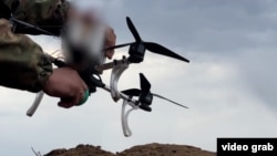 Боєць 154-ї окремої механізованої бригади споряджає дрон-перехоплювач