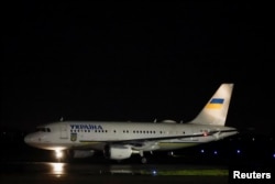 Літак з президентом України Володимиром Зеленським заходить на посадку під час прибуття до Ірландії в аеропорт Дубліна, Ірландія, 1 грудня 2025 року