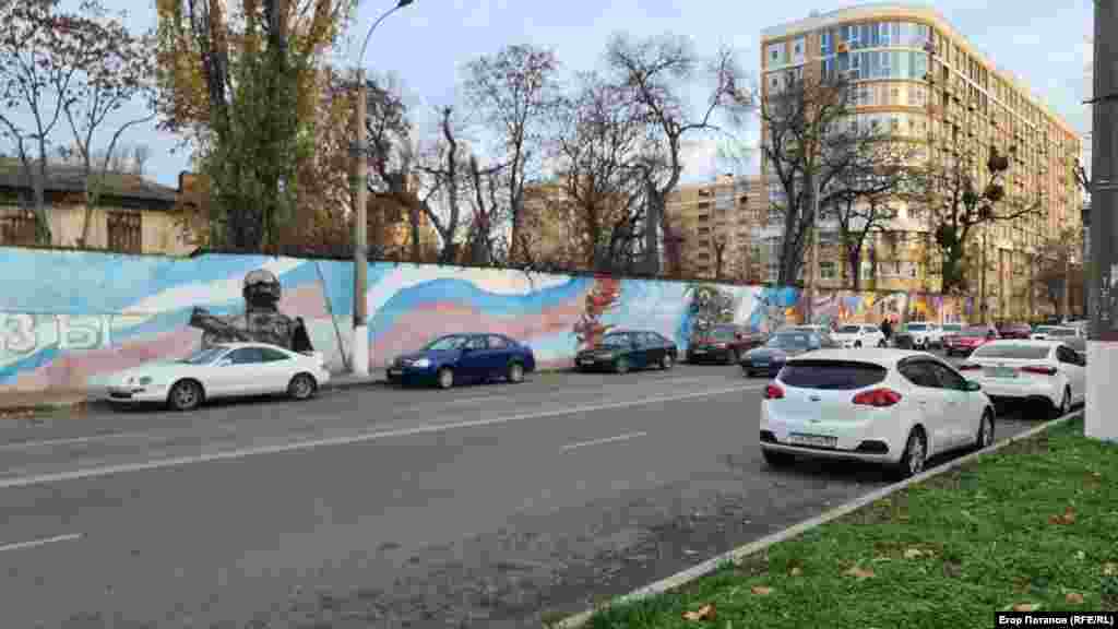 Розпис паркану в Сімферополі по вул. Толстого з візуальними образами російської агресії проти України