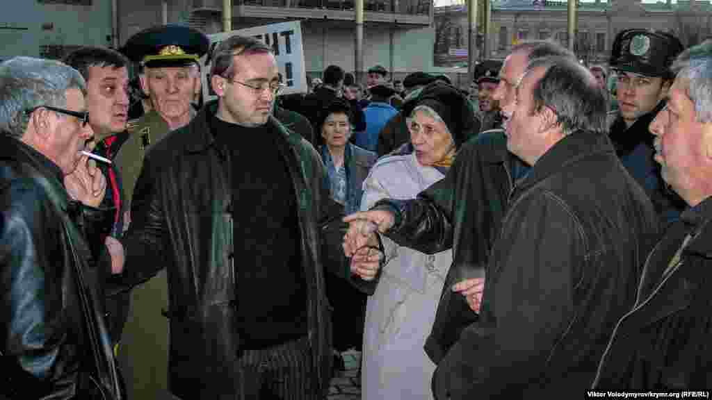 Siyasetşınas ve jurnalist Andrey İvanets qavğan etkenlerni topluluqlarnı sakinleştirmege tırışa