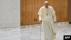 پوپ فرانسېس په واټیکان کې د کیتلېک ښوونکو د ټولنې له مشرانو او غړو سره د لیدو لپاره روان دی - د ۲۰۲۵ز کال د څلورمې انځور.