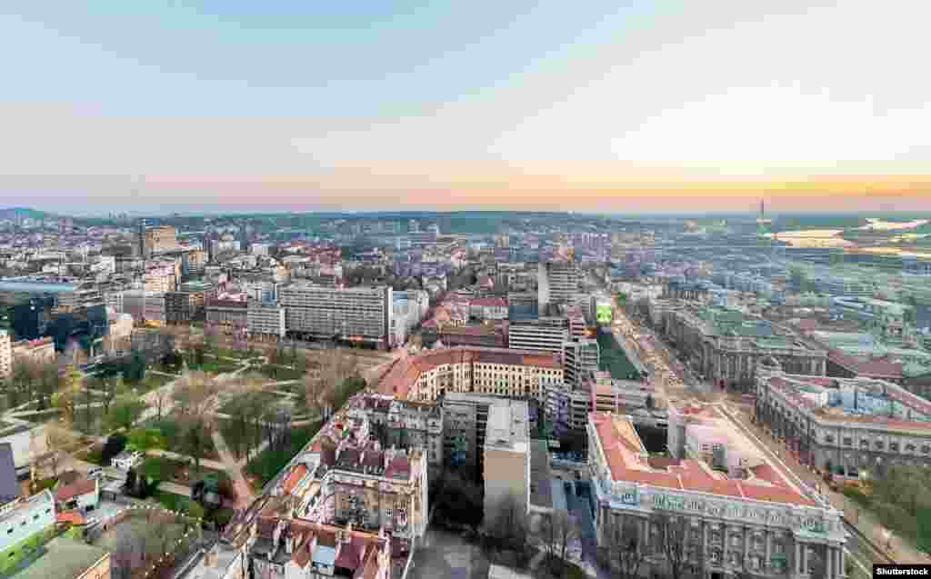 На этом снимке с высоты птичьего полета видны руины здания бывшего Главного штаба (в центре справа) в Белграде