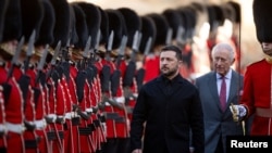 Președintele Ucrainei, Volodimir Zelenski, și regele Charles al Marii Britanii inspectează garda de onoare la Castelul Windsor din Marea Britanie, pe 24 octombrie 2025.
