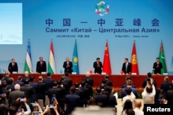 "Қытай – Орталық Азия" бірінші саммитінен кейін баспасөз мәслихатына шыққан ел басшылары. Сиань қаласы, Қытай, 19 мамыр, 2023 жыл.