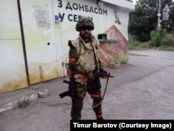 Баротов, незважаючи на офіцерське звання, у 2014 році пішов солдатом-добровольцем в АТО