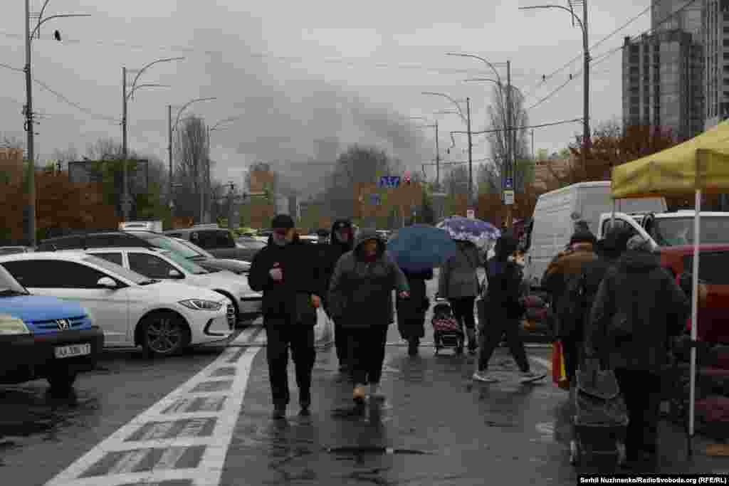 Попри це, на ранок після ракетно-дронової атаки, у столиці запрацювали традиційні ярмарки