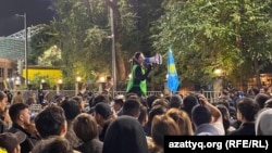 Около стадиона «Орталык» в Алматы перед матчем Лиги чемпионов «Кайрат» – «Реал». 30 сентября 2025 года