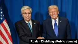 Президент Казахстана Касым-Жомарт Токаев и президент США Дональд Трамп в кулуарах сессии Генассамблеи ООН в Нью-Йорке. 30 сентября 2025 года
