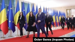 Marcel Ciolacu (în prim-plan), alături de câțiva dintre miniștrii din cabinetul reînvestit în funcție în decembrie 2024.