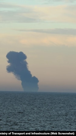 Клуби густого чорного диму над танкером KAIROS, що прямував до російського порту Новоросійськ, 28 листопада 2025 року