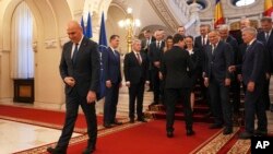 Premierul Ilie Bolojan a discutat miercuri dimineață planul de creștere a veniturilor și reducerea cheltuielilor bugetare cu alți lideri politici și cu reprezentanți ai unor finanțatori ai României. 