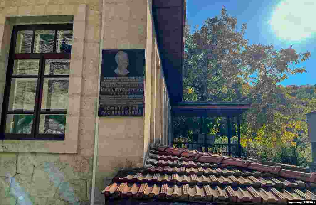 Qırımtatar maarifçisi, yazıcısı ve pedagogı İsmail bey Gasprinskiyniñ müzeyi 1921 senesi martnıñ 21-nde, yazıcınıñ doğğanınıñ 70 yıllığı munasebetinen açıldı. 1932 senesi müzey sovet akimiyeti tarafından qapatıldı, eksponatlarnıñ ekseriyeti ğayıp oldı. 2001 senesi martnıñ 21-nde, yazıcınıñ 150 yıllığı munasebetinen, müzey yañıdan açıldı. Müzeyniñ ekspozitsiyası &mdash; aile fotoresimleri, vesiqalar, mukâfatlar, kitaplar, derslikler ve hatıra eşyaları, edebiyat menbalarınıñ zengin toplamıdır