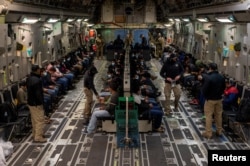 Высылка нелегальных мигрантов из США военно-транспортным самолетом. Тусон, Аризона. Январь, 2025