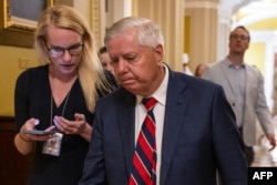 Сенатор США, республіканець від Південної Кароліни Ліндсі Грем, залишає залу засідань Сенату в Капітолії США у Вашингтоні, округ Колумбія, 30 червня 2025 року