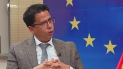 “Президент менен ачык сүйлөштүк”. Европарламент өкүлү Султанбеков, журналисттер, адам укугу жөнүндө маек курду