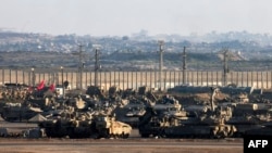 Мяжа Ізраіля з сэктарам Газа, дзе разьмешчаныя ізраільскія вайсковыя браняваныя машыны на фоне разбураных будынкаў на палестынскай тэрыторыі 16 верасьня 2025