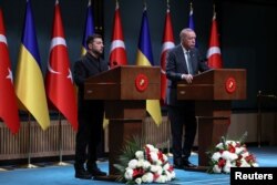 Владимир Зеленский и Реджеп Тайип Эрдоган на пресс-кофнеренции в Стамбуле, 19 ноября 2025 года. Фото Reuters