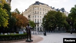 Statuia fostului președinte american George H. W. Bush în fața clădirii ambasadei SUA la Budapesta, pe 17 octombrie 2025.