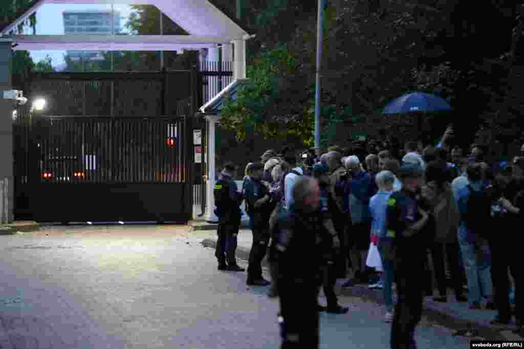 Каля брамы пасольства