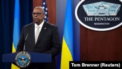 Міністр оборони США Ллойд Остін каже, що, дивлячись на Путіна, і інші його соратники можуть захотіти застосувати ядерну зброю