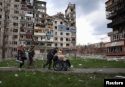 Поліцейські з підрозділу «Білий янгол» евакуйовують цивільних із Покровська, 12 квітня 2025 року