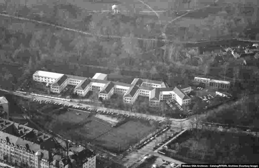 Қароргоҳи РАО дар ин бино дар назди Боғи англисии Мюнҳен таъсис шуд.Соли 1953 дар канори кишварҳои Аврупои Шарқӣ, барномаҳои Радиои Озодӣ барои кишварҳои Иттиҳоди Шӯравӣ ҳам роҳандозӣ шуд.