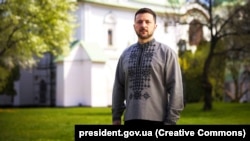 Президент України Володимир Зеленський на території Софії Київської під час запису відеопривітання українців з Великоднем. Київ, квітень 2025 року