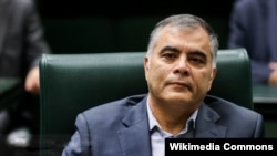 Согласно сообщению OFAC, Мохсен Пакнеджад «контролирует экспорт иранской нефти на десятки миллиардов долларов и выделил нефть на миллиарды долларов Вооруженным силам Ирана на экспорт»