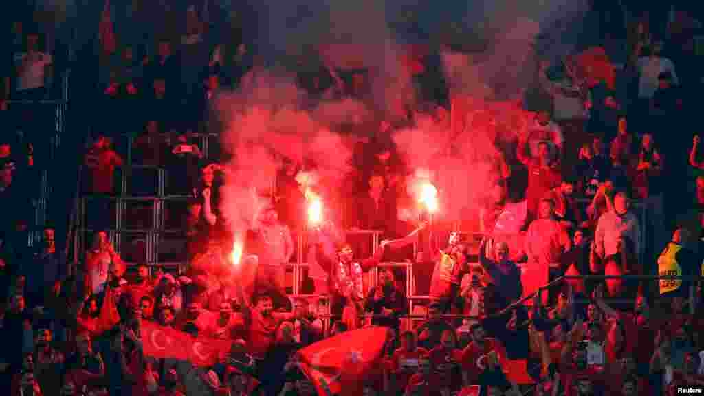 Турки на трибунах жгли файеры