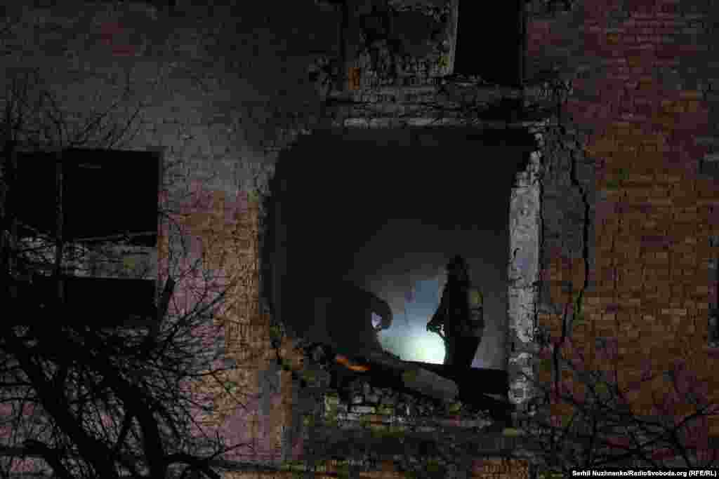 Очевидець розповів кореспондентові Радіо Свобода, що в квартиру в цьому будинку влучив дрон. Київ, 29 листопада 2025 року