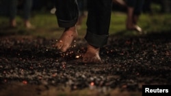 په یونان کې یو کس د یوې دیني غونډې پر مهال پر انګار تېرېږي - د ۲۰۲۴ز د مې ۲۱مې انځور.