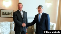 Встреча президента КР Алмазбека Атамбаева и зампреда правительства РФ Игоря Шувалова, Чолпон-Ата, 14 августа 2012 года.