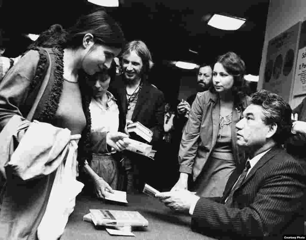 Чыңгыз Айтматов окурмандары менен жолугушууда. Ирмтрауд Гучке (оңдон экинчи). Республика сарайы. Берлин, 1973-ж. И. Гучкенин жеке архивинен.